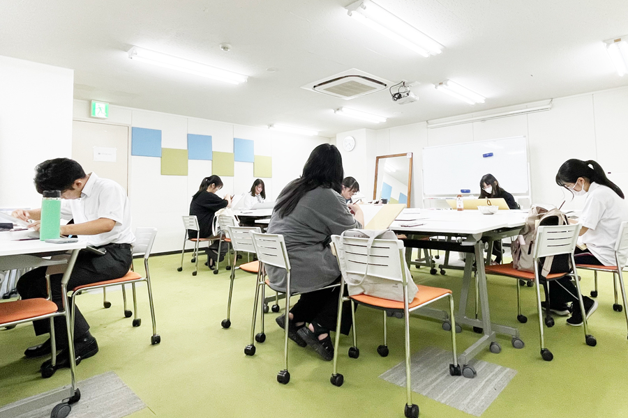 絵画教室A-Class_鉛筆デッサン夏期講習の風景